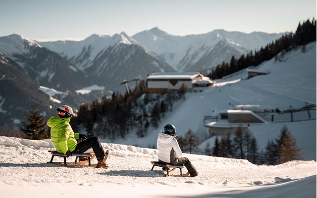 Paar beim Rodeln im Skigebiet Rosskopf