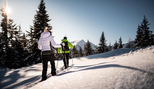 Paar beim Schneeschuhwandern