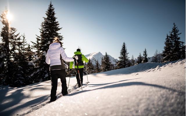 Paar beim Schneeschuhwandern