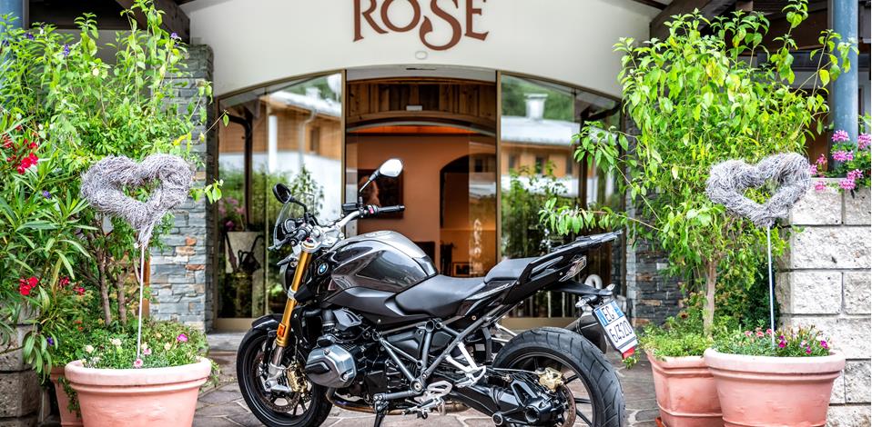 Ein Motorrad vor dem Eingang des Hotels