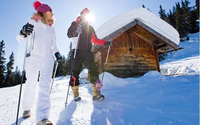 Paar beim Winterwandern